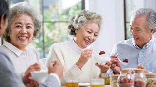 有人说“吃得少，活得长”，是真的吗？老年人如何吃有助长寿？