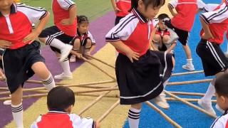 滕州市大坞镇峄庄幼儿园开展竹竿舞游戏活动