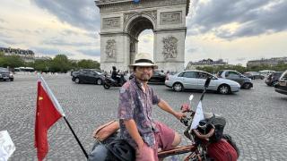“铁腚”又来了！男子从北京骑行1.55万公里到巴黎看奥运，8年前曾骑行打卡里约奥运会