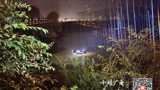 房县：私家车雨夜冲入河里 消防人员紧急救援