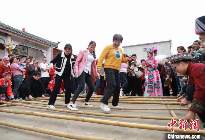 广西柳州：多民族民众欢庆“三月三”