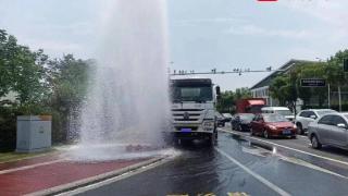 南京一货车撞断消防栓，水柱冲天！