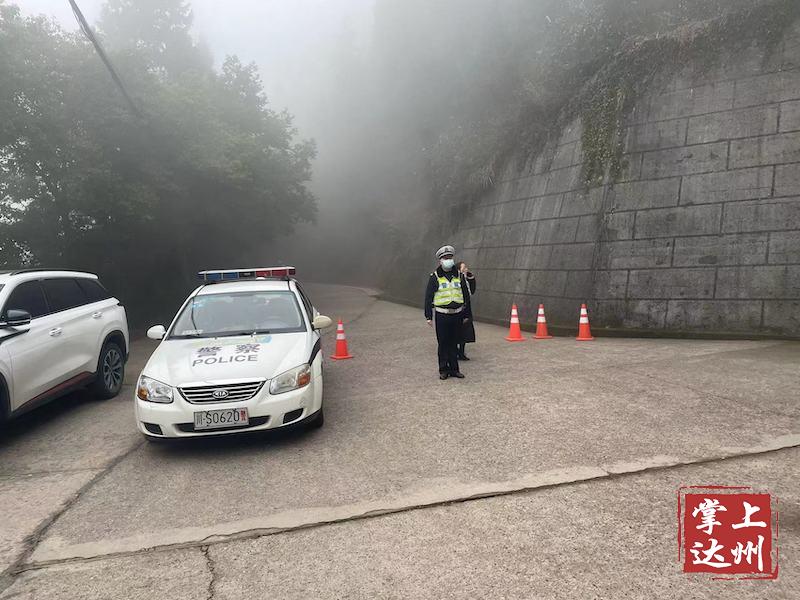 达州交警在岗迎新春 守护路畅民安