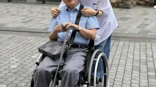 黎姿贴心陪游，86岁父亲坐轮椅出游，一家温馨庆父亲节！