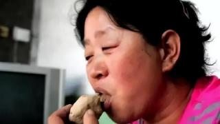 河北一农妇54年吃5吨土，每天拿土当零食，专家看后揭开真相