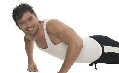 男人每天做50个俯卧撑，除了可以增肌减脂以外，还有这3大好处！