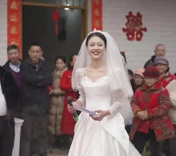 新娘自己主持婚礼省下万元短视频曝光,网友：钱要花在刀刃上
