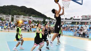 四川青川的“坝坝篮球”太精彩，外国友人也来争夺月冠军