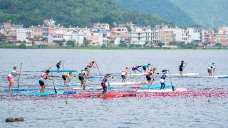 中国桨板公开赛在云南丘北普者黑景区开幕