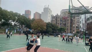 宜昌市实验小学学生在课间打篮球延长至15分钟