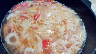 番茄海鲜汤面：鲜美的汤头、Q弹的面条和丰富的配料