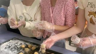 武汉大学生两天手工制作800个月饼送新生