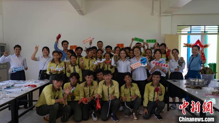 包粽子扎香囊制龙舟 柬埔寨学生“沉浸式”过端午