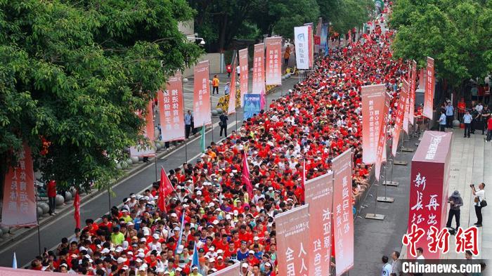 “新长征 再出发” 红色半程马拉松在江西于都开跑