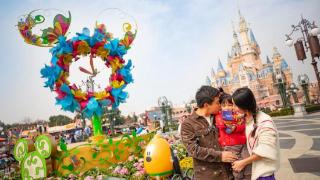 上海迪士尼去年游客超1300万人次，情绪价值、银发经济为主题乐园带来新增长点