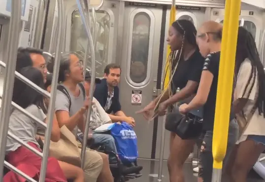 纽约女子涉嫌在地铁上袭击亚裔 警察通缉后自首