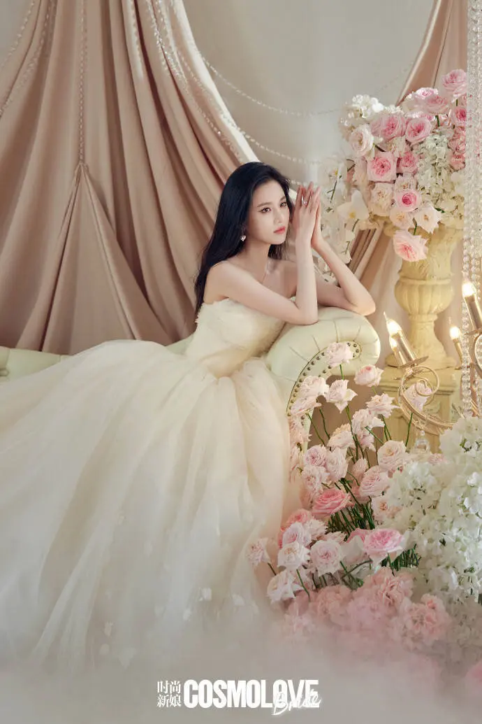 张慧雯再登杂志封面，清纯甜美惹人爱，白色礼服宛如新娘