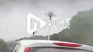 太惨！广州一大货车突发碰撞多车交通事故，受损严重，现场不忍看