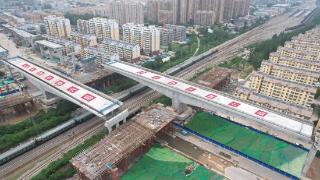菏泽市第一条高架快速路长江路上跨京九、新兖铁路立交桥转体成功