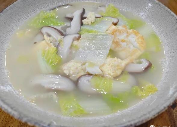 白菜香菇汤，口感丰富鲜美，为身体提供所需的水分和营养