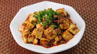 豆腐是我国传统的一种美食，制作简单，营养丰富，口感嫩滑