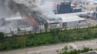 不到1分钟3.5万个锂电池爆炸，上周有人听到“砰”声，韩国电池厂大火是如何发生的
