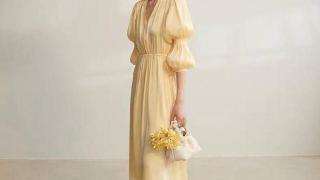米黄色泡泡袖连衣裙夏季来一身特显白，还特别的有气质感