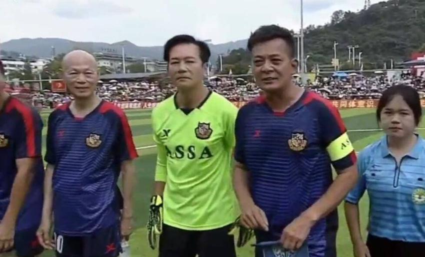 中国香港明星队4-3村超队，赛后获得优胜奖品2个猪脚