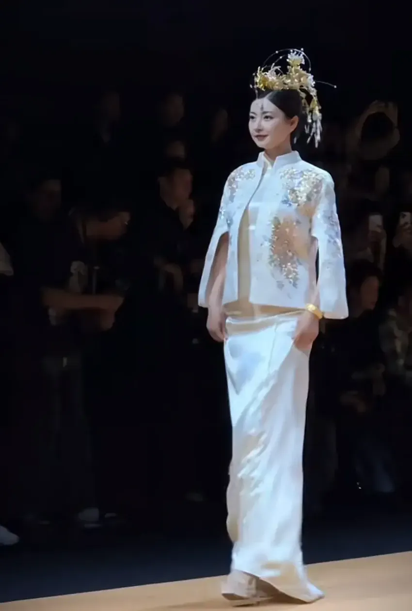 斓曦亮相上海时装周，T台走秀超惊艳，一举一动尽显中式礼服魅力