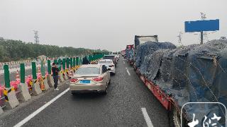 G36宁洛高速凤阳段出现交通拥堵