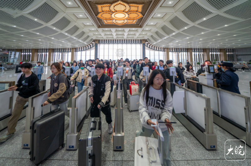 客流量达4.3万余人次！九华山高铁站“五一”期间迎首个出行高峰