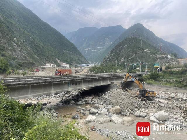 汶川山洪泥石流已发现3名遇难者，挖掘机正清淤疏浚