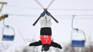河南队郝丽赟获自由式滑雪公开组女子雪上技巧金牌