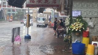 李玟追悼会31日举行，记者现场直击：附近花店堆满了挽联