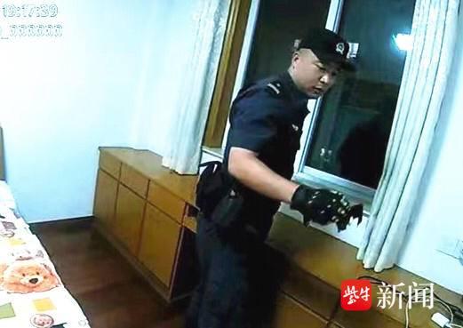扬州一住户家中闯入一只蝙蝠，民警“抓获归案”