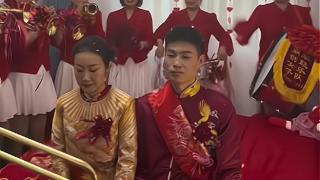 陕西：新人结婚略显尴尬，被乐队怼脸吹，一辈子都忘不掉！
