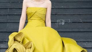 田朴珺穿黄色抹胸连衣裙展现完美身材，展现迷人气质