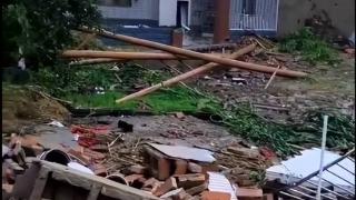 江苏盐城突遭雷暴大风，多人受伤！当地居民：不少屋顶瓦片被吹走，也有围墙垮塌……