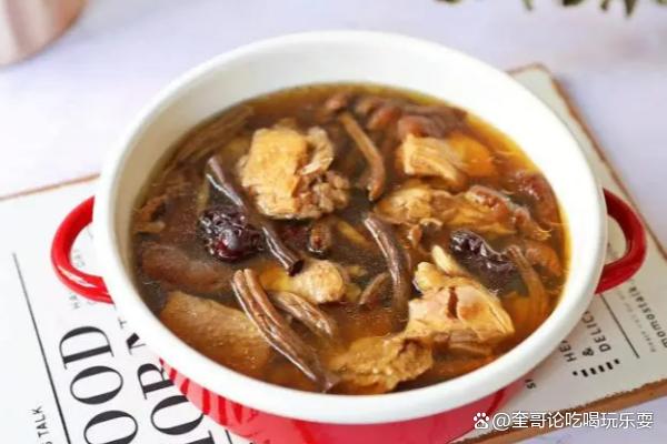 茶树菇鸡汤，一道美味营养的家常汤品，制作简单，营养丰富