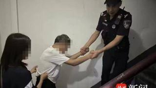 南京一男子醉倒在单元楼外，民警驱车送其回家
