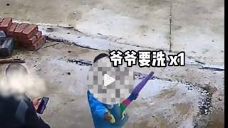 爷爷沉迷手机，3岁孙子连叫几声都没听见，孙子溺亡