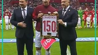 莱万获赠波兰国家队150场纪念球衣，贡献81球34助攻