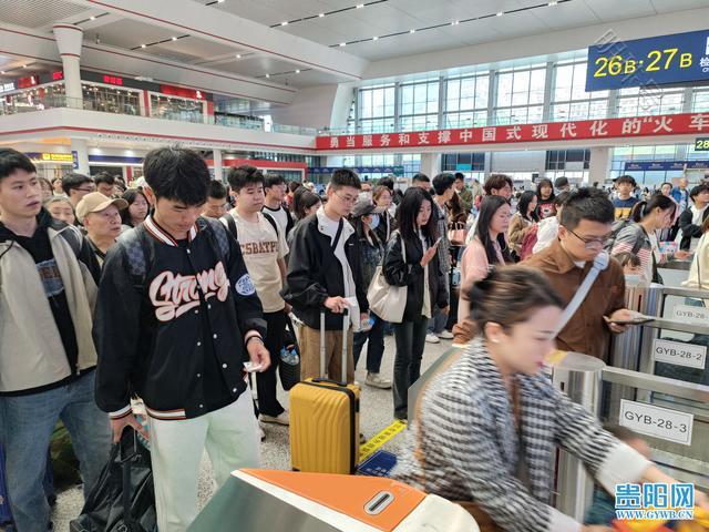 铁路迎端午假期返程客流高峰 贵阳三大火车站一天发送旅客超13