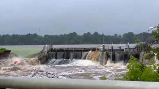 美国威斯康星州一水坝遭冲毁 当地部分居民被要求撤离