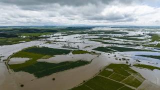 “卡努”北上将影响东北，河流超警戒水位，城村筑堤防汛
