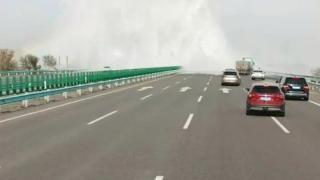 京新高速出现数米高水柱，多辆汽车停在应急车道等待通行