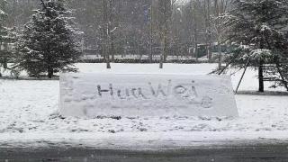 北京下雪后，联想总部被人涂鸦成华为，联想内部论坛：大家积极举报 严惩不贷