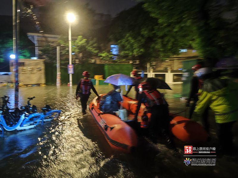 持续强降雨多地内涝 福州消防彻夜搜救转移被困群众