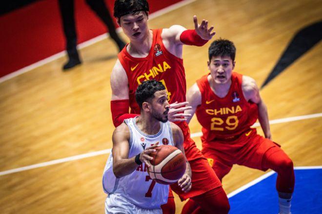 李凯尔的出乎意料表现，中国男篮的困境加剧，如何应对？