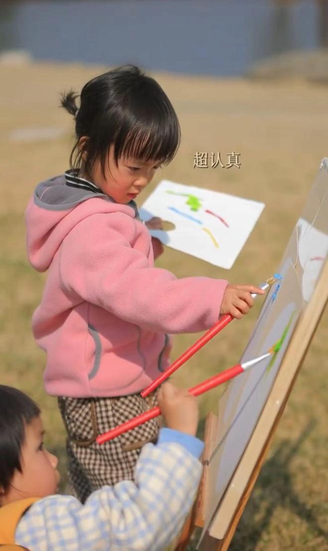 江一燕带娃野餐！女儿首露正脸大眼瓜子脸似爸，定居云南农村别墅